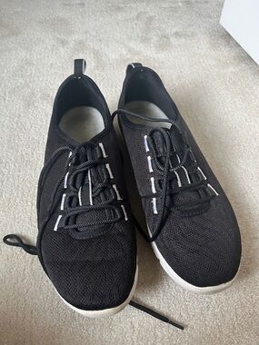6.5 cloudsteppers by Clarks Black Knit Slip-On Sneakers with White Accents